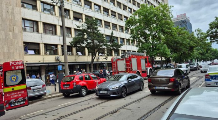 Un lift de la Ministerul Transporturilor a căzut în gol. Înăuntru se aflau șase persoane. Echipele de intervenție sunt la fața locului