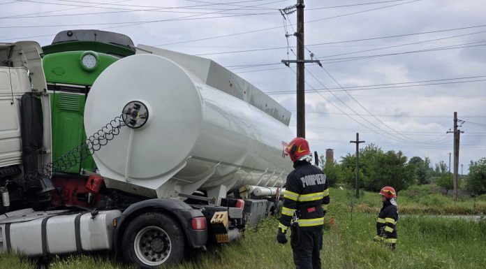 Un tren marfar a lovit o cisternă, în judeţul Giurgiu / Ambele sunt încărcate cu motorină – FOTO