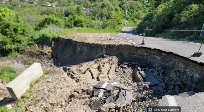 Alunecări de teren şi drumuri afectate în urma ploilor abundente din judeţul Buzău / Mai multe familii, în risc de izolare