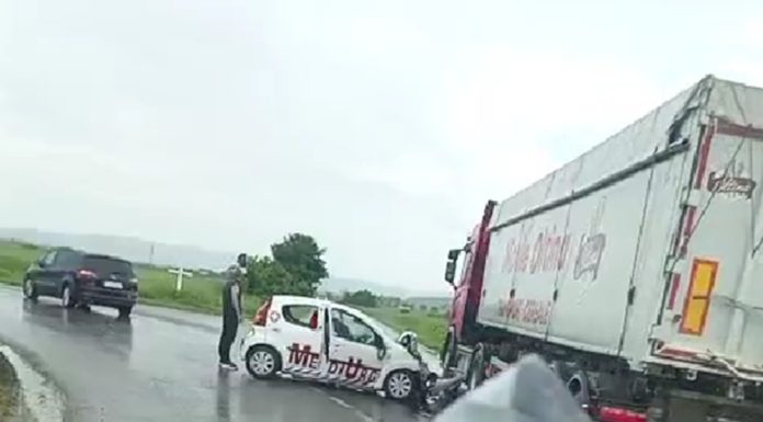 Prahova: Ambulanţă privată, implicată într-un accident rutier / Doi pacienţi oncologici şi şoferul, preluaţi de ambulanţe pentru a fi duşi la spital – FOTO