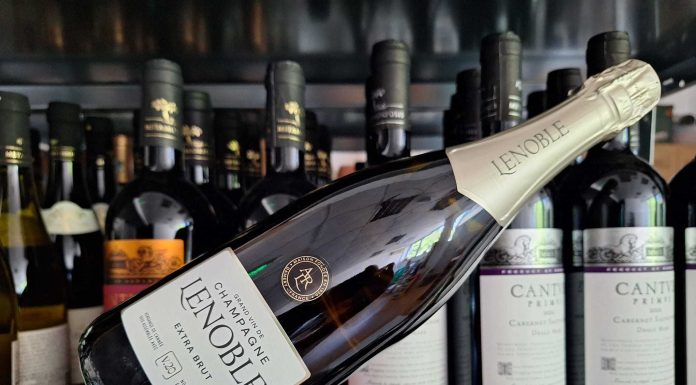 Vinul zilei: o șampanie cremoasă, cu discrete note de biscuiți, ce dezvăluie arome de pere, mere și miere. Un cupaj rafinat de Pinot Meunier, Pinot Noir și Chardonnay, cotat cu 92 de puncte James Suckling