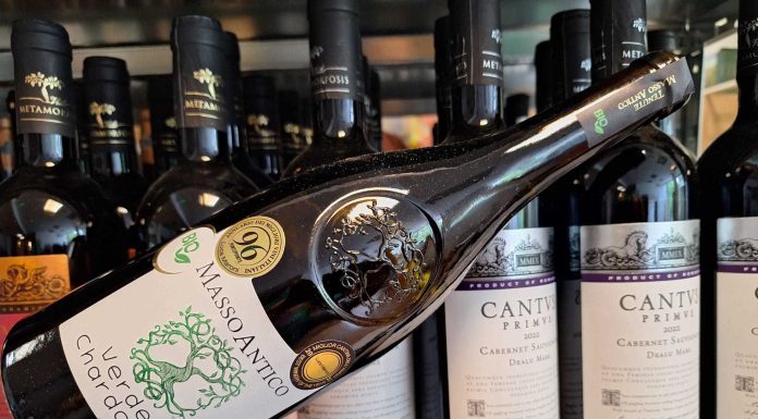 Vinul zilei: un cupaj alb obținut din Verdeca și Chardonnay, un vin lejer și prietenos, cu arome de iasomie, măr Ionatan și discrete note marine. Ideal alături de pește la grătar