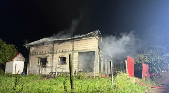 Incendiu devastator în Galați după ce o casă a fost lovită de un fulger