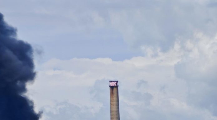 UPDATE – Al doilea incendiu la CET Vest Bucureşti, la interval de o lună / Locuitorii din zonă, avertizaţi prin mesaj RO-Alert că sunt degajări mari de fum / Incendiul a afectat un transformator şi o hală – FOTO