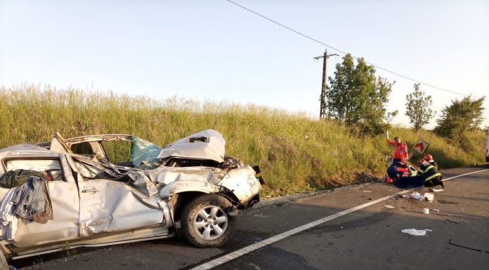Hunedoara: Un bărbat de 74 de ani a murit după ce a intrat cu maşina într-un cap de pod / Într-un alt accident rutier, un bărbat a fost rănit după ce autoturismul său a lovit remorca unui camion – FOTO