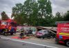 Un șofer cu permisul anulat a intrat violent cu mașina într-un garaj din Rebrișoara. Care este starea victimelor