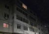 Un bărbat ameninţă că se aruncă de la etajul al patrulea al unui bloc din Brăila / Pompierii au pregătit o pernă pneumatică / Un negociator al Poliţiei, la faţa locului