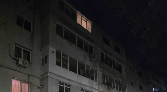 Un bărbat ameninţă că se aruncă de la etajul al patrulea al unui bloc din Brăila / Pompierii au pregătit o pernă pneumatică / Un negociator al Poliţiei, la faţa locului
