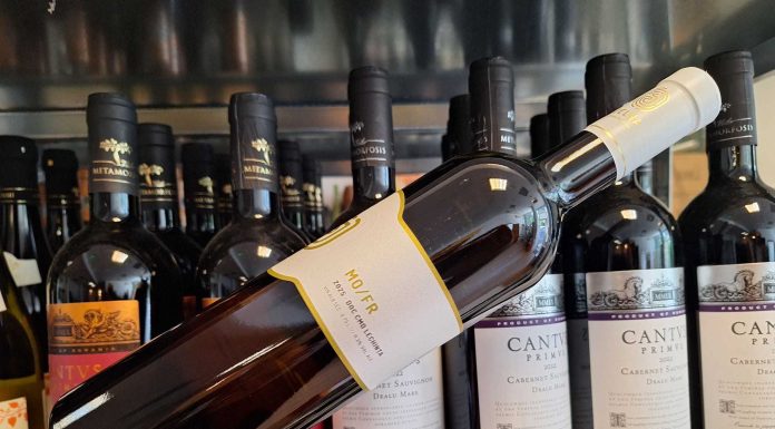 Vinul zilei: un cupaj alb de la o cramă cu o lungă tradiție viticolă din Transilvania, un vin savuros care îmbină notele de miere și flori de tei ale Muscatului cu structura, echilibrul și prospețimea soiului Fetească Regală
