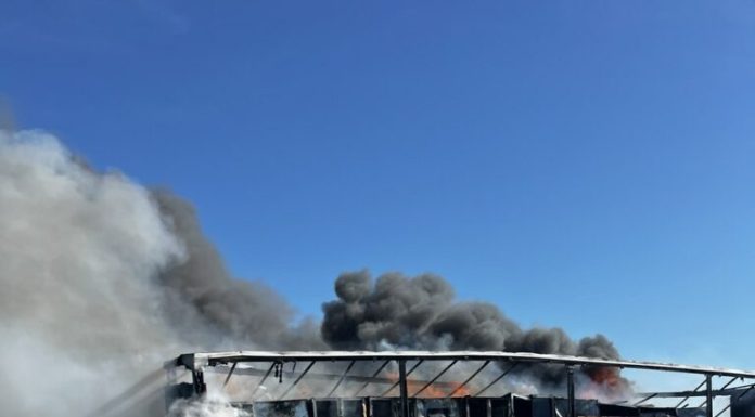 Incendiu puternic pe A1. Semiremorcă cuprinsă de flăcări în proporție de 80%