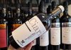 Vinul zilei: un Sauvignon Blanc expresiv și mineral din nordul Italiei, cu note de salvie, ardei verde și fructul pasiunii. Un vin proaspăt, elegant și revigorant, cu o aciditate vibrantă