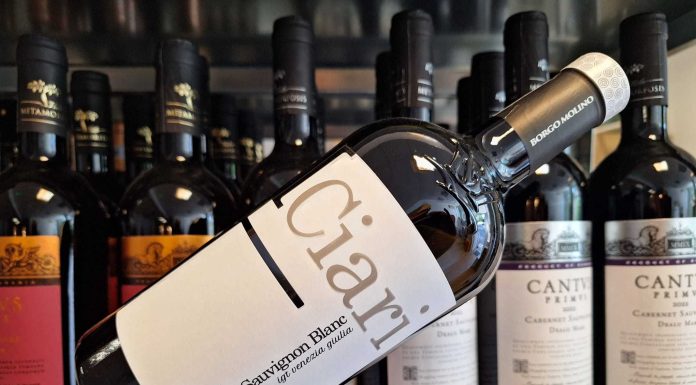 Vinul zilei: un Sauvignon Blanc expresiv și mineral din nordul Italiei, cu note de salvie, ardei verde și fructul pasiunii. Un vin proaspăt, elegant și revigorant, cu o aciditate vibrantă