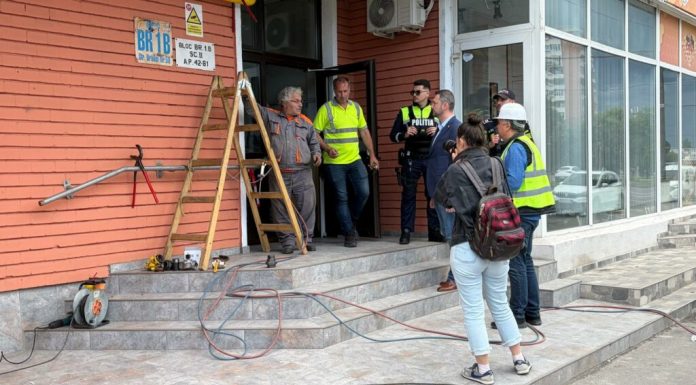 Locatarii blocului din Galați afectat de căderea unei drone revin în apartamente. Imobilul poate fi ocupat în siguranță