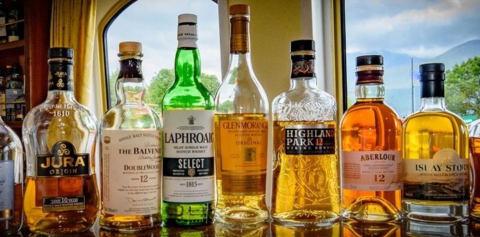 SUA elimină tarifele pentru whisky-ul scoţian, dar exporturile britanice pe piaţa americană rămân în scădere puternică