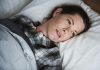 Obiceiul nocturn obișnuit pe care cardiologii îl consideră periculos pentru sănătatea inimii