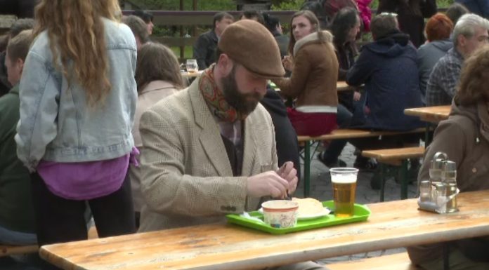 Locul din România în care micii tradiționali au fost înlocuiți, de 1 Mai, de un alt preparat gustos: „Nu miroase a mici”