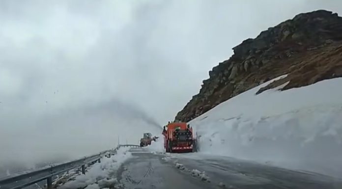 Utilajele lucrează fără oprire pe Transalpina și Transfăgărășan. Zăpada depășește cinci metri | VIDEO