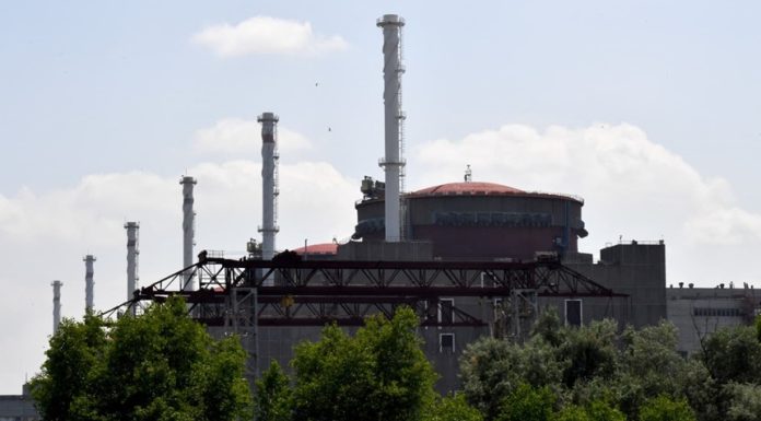 Două atacuri în două zile la Centrala Nucleară Zaporojie, ocupată de Rusia. Moscova şi Kievul se acuză reciproc de un atac cu dronă care a făcut o gaură în zidul sălii turbinelor. Şase autobuze şi două camioane distruse în alt atac la atelierul de transpo