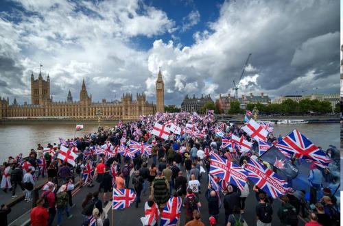 Zeci de mii de persoane au manifestat la Londra la un marș anti-imigrație