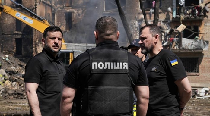 Zelenski a vizitat cartiere avariate la Kiev după atacul rus cu Oreşnik
