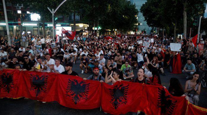 Protestele antiguvernamentale din Albania se intensifică pe fondul opoziţiei faţă de complexul turistic al lui Jared Kushner