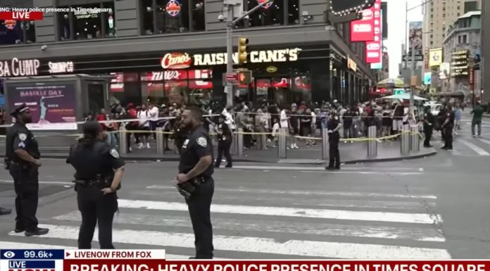 Focuri de armă trase în Times Square, din New York, la parada echipei Knicks, noua campioană din NBA