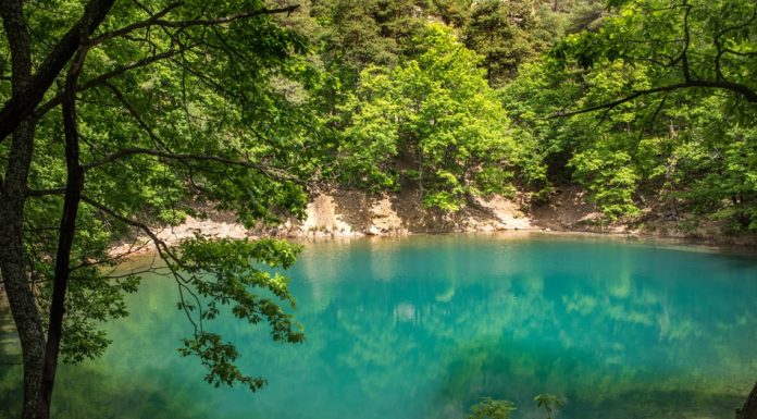 Unicul oraș din România construit în interiorul unui crater vulcanic, cu un lac care își schimbă culoarea în funcție de temperatură