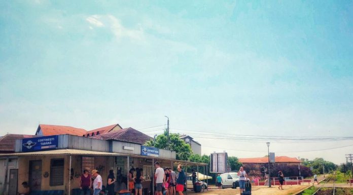 Gara Costinești Tabără rămâne închisă din cauza lucrărilor de reabilitare întârziate. Turiștii, nevoiți să parcurgă pe jos 3 kilometri