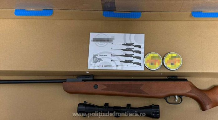 O armă cu aer comprimat, o lunetă şi 1.000 de proiectile, descoperite de poliţiştii de frontieră în zona Cargo a Aeroportului Cluj-Napoca / Coletul a fost trimis din Olanda