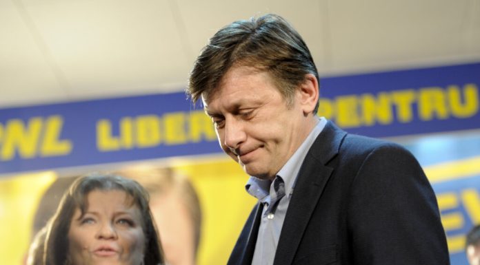Crin Antonescu face praf Congresul PNL: „Congresul trădătorilor”