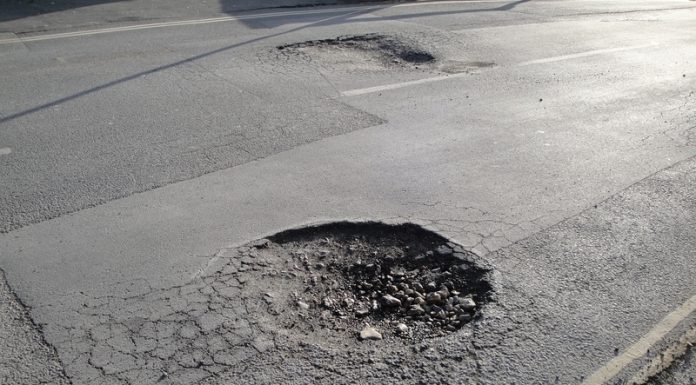 Un șofer ieșean și-a distrus mașina când a intrat de pe o uliță sătească pe un drum județean. Ce s-a întâmplat după 5 ani de procese