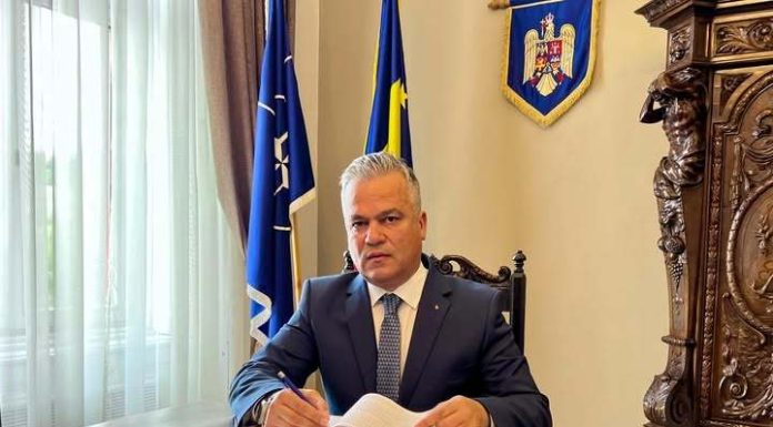 Adrian Veştea: Am absolvit o facultate din Braşov, mi-am dat licenţa la Academia de Ştiinţe Economice din Bucureşti. Am şi un masterat, sunt expert contabil / Sunt unul dintre românii care munceşte de la 18 ani, am făcut şi stagiu militar un an