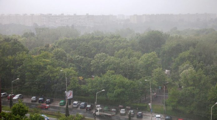 ANM: Vreme instabilă în București până marți seara. Sunt anunțate ploi, descărcări electrice și intensificări ale vântului