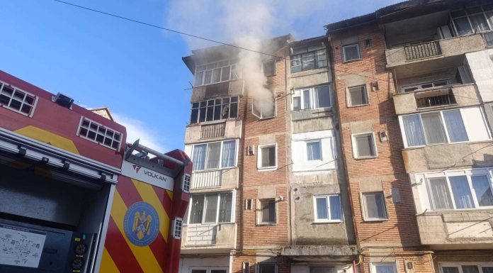 Dâmboviţa: Incendiu la un apartament din oraşul Aninoasa / 15 locatari s-au autoevacuat / Proprietara locuinţei a fost scoasă de pompieri dar a refuzat transportul la spital