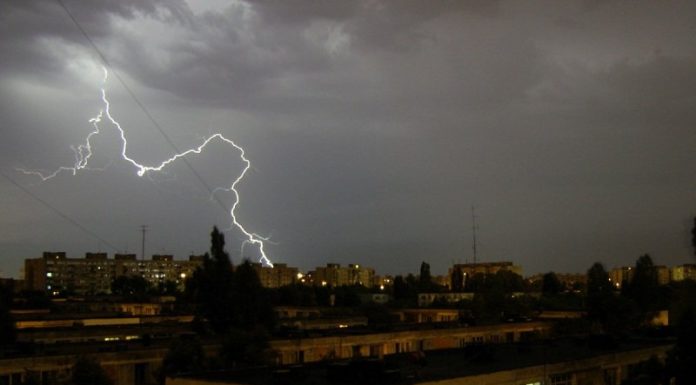 Cod Roșu de furtuni într-un județ din România. Sunt așteptate ploi torenţiale, grindină și descărcări electrice