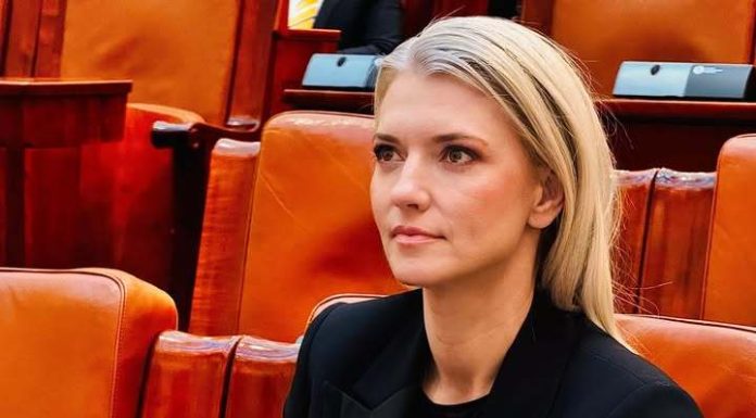 Alina Gorghiu: Astăzi, am primit, alături de colegul meu, senatorul Mihai Coteţ, mandatul primarilor din Argeş de susţinere a premierului desemnat, Adrian Veştea