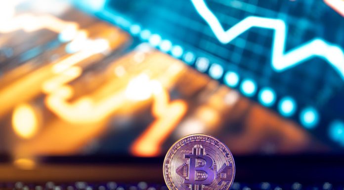 Bitcoin cade sub 70.000 de dolari pentru prima dată în două luni. Escaladarea războiului SUA-Iran, motivul invocat de analiști