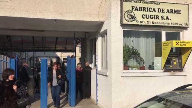 Protest la Fabrica de Arme Cugir. Muncitorii care produc arme pentru Armată spun că primesc salariul minim