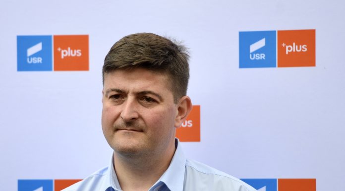 USR acuză: Nicușor Dan a încălcat Constituția când l-a desemnat pe Adrian Veștea premier