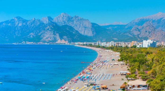 O țară preferată de români interzice fumatul pe plajă. Amenzile pot ajunge la zeci de euro