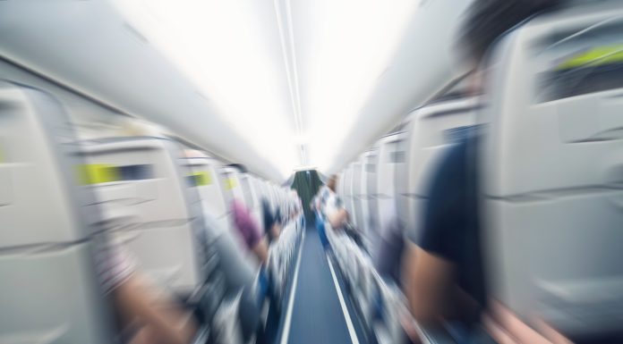 Cinci persoane au fost rănite după ce avionul în care se aflau a fost zguduit de turbulențe provocate de o altă aeronavă