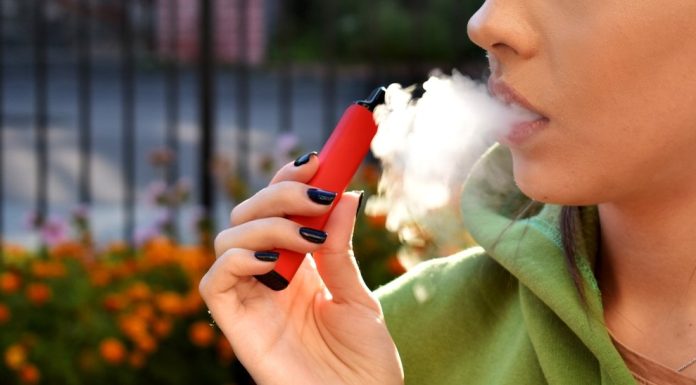 Aparatele de vapat ascund substanțe periculoase. Adolescenții sunt tot mai expuși unui risc ignorat de mulți părinți