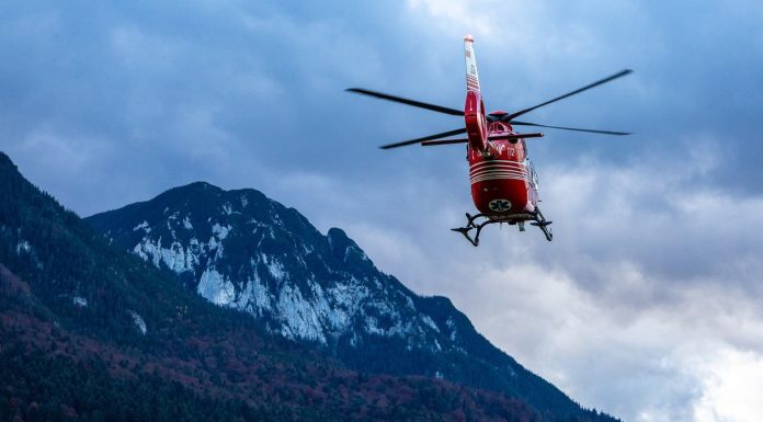 Un ucrainean abandonat într-un pârâu de companioni a fost salvat cu elicopterul din Munții Maramureșului