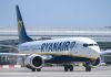 Compania Ryanair este anchetată pentru că îi taxează pe părinţi pentru a sta alături de copiii lor în avion