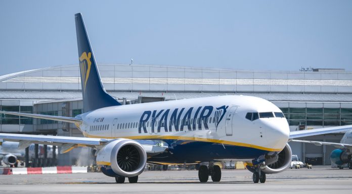 Compania Ryanair este anchetată pentru că îi taxează pe părinţi pentru a sta alături de copiii lor în avion