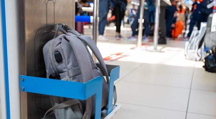 Bagajul de cabină gratuit rămâne obligatoriu în UE. Ce despăgubiri vor primi pasagerii pentru întârzieri sau anulări