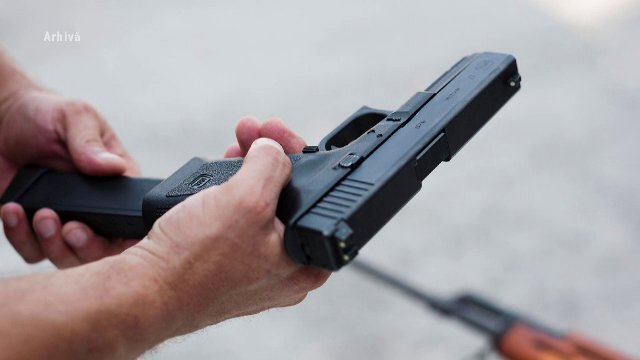 Un bărbat din Cluj a amenințat angajata unui magazin cu un pistol. A fost reținut de agenții de pază