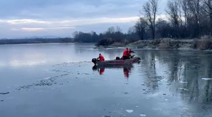 Un bărbat care a vrut să se arunce în Olt a fost salvat în ultima clipă de polițiștii care recuperau un cadavru din apă