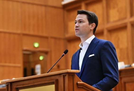 ADRIAN VEŞTEA, DESEMNAT PREMIER – Sighiartău: Preşedintele a renunţat la poziţia de mediator, a ales să devină actor politic într-o confruntare care urmăreşte fragmentarea PNL / Îndepărtarea lui Bolojan, parte a unei strategii asumate împreună cu PSD