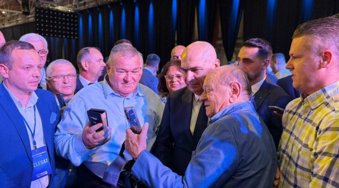 Bolojan, baie de mulțime la Congres. Cine e cunoscutul admirator care a așteptat 20 de minute pentru o poză cu liderul liberalilor